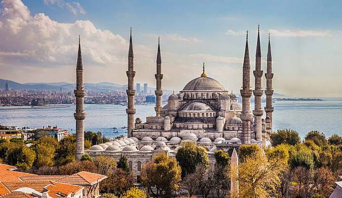 Exterior view of the famous Sultan Ahmet or Blue Mosque in Istanbul, Turkey.